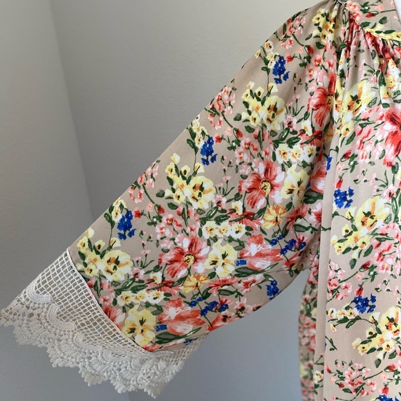 Umgee Tan Floral Lace Trimmed Kimono / Size Small - Picture 4 of 9